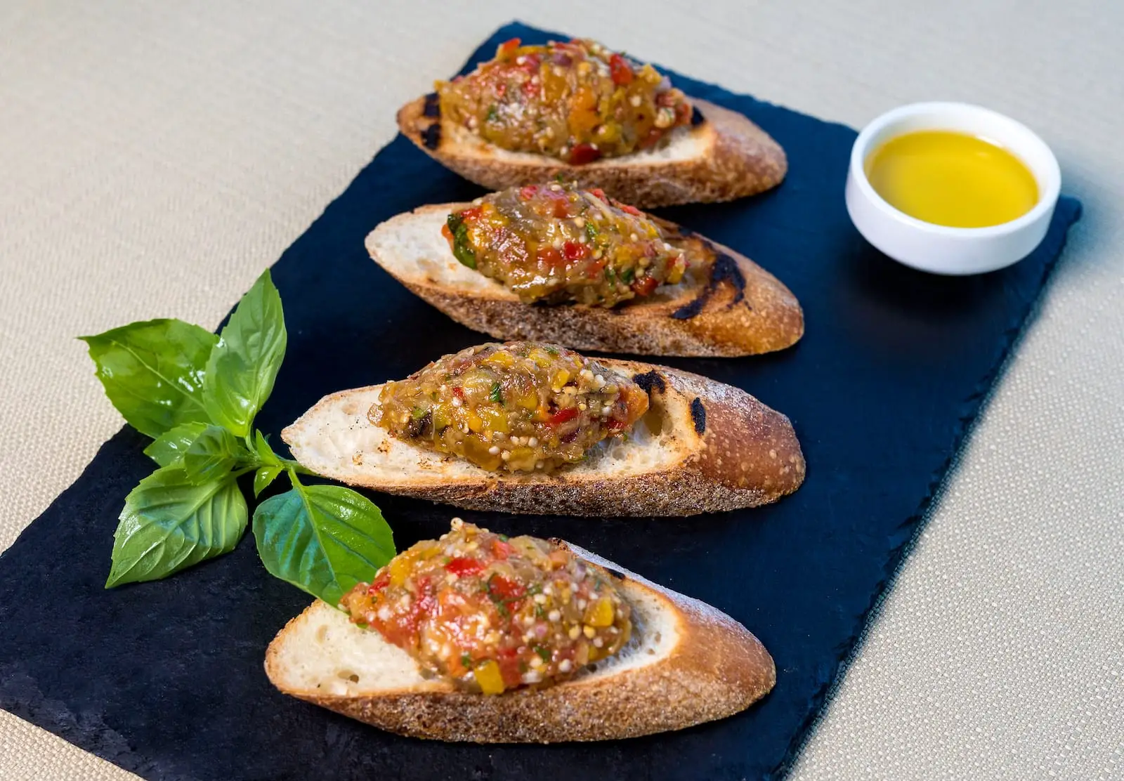 bröd med grönsaker på blå platta